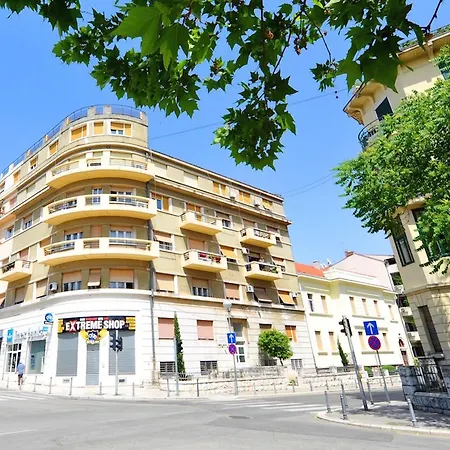 Guest house Palace Queen Mary I Luxury 4*