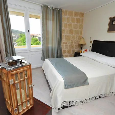 Palace Queen Mary I Luxury Guest house