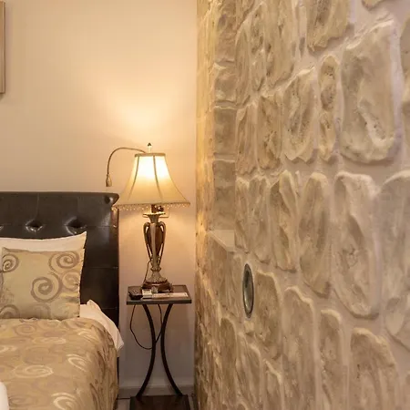Palace Queen Mary I Luxury Split