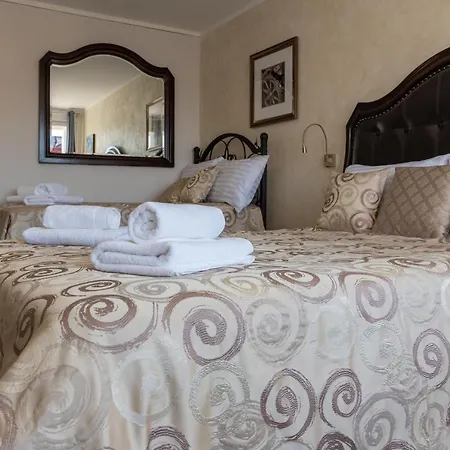Palace Queen Mary I Luxury