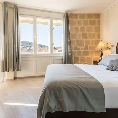 Palace Queen Mary I Luxury Split